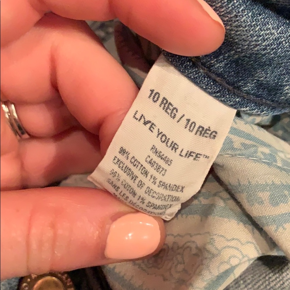 Capri’s - Picture 2 of 3